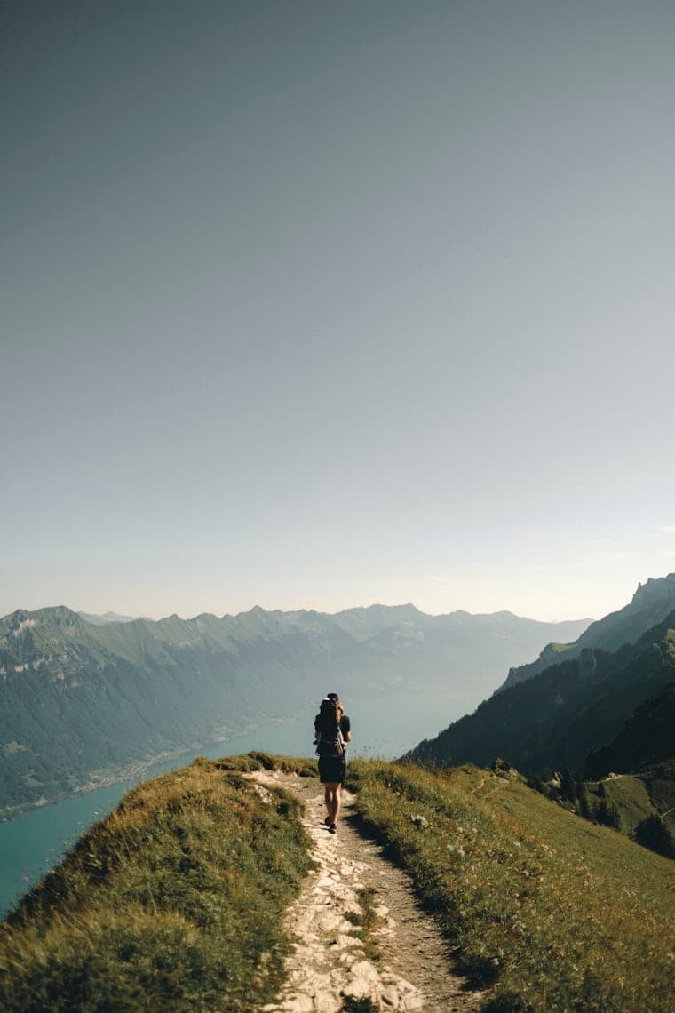 正午阳光下的山脊徒步