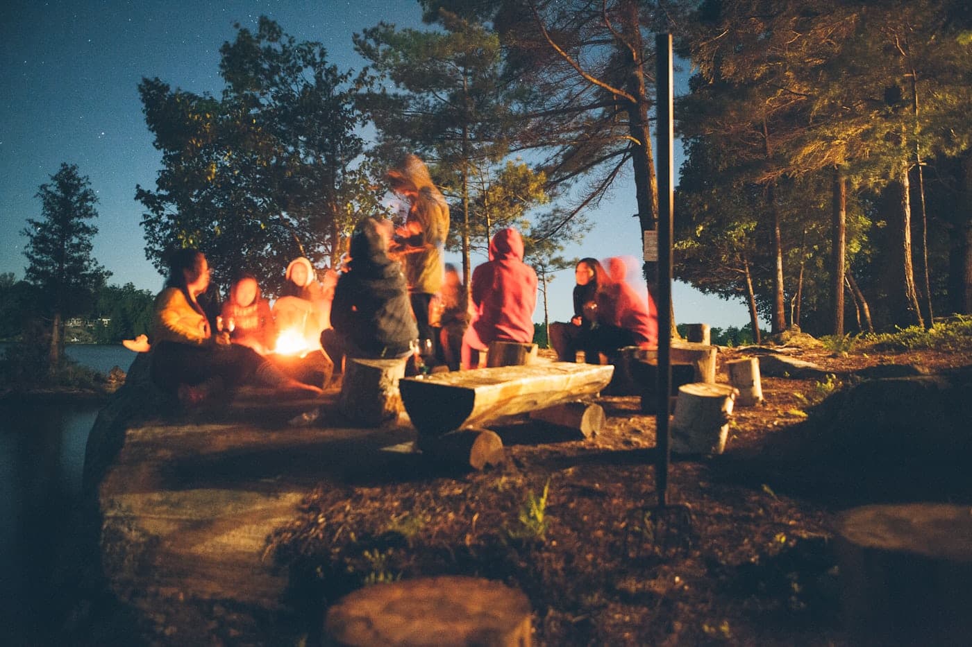 夜晚篝火旁的营地人群与星空